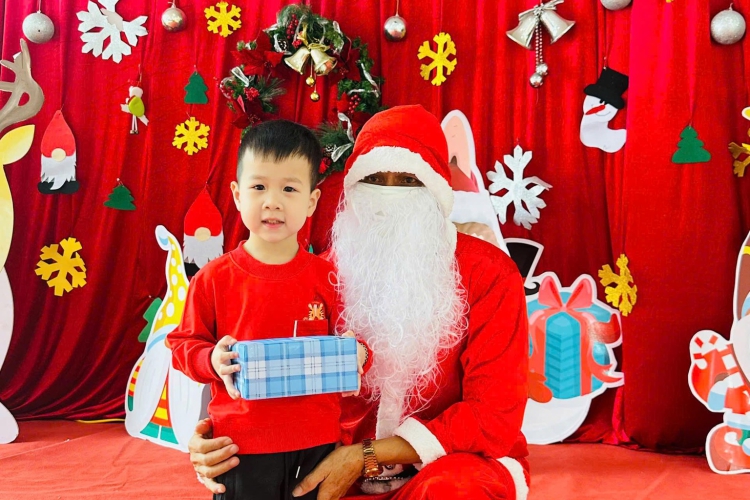 GIÁNG SINH ẤM ÁP CỦA CÁC THIÊN THẦN NHỎ HUGO HOUSE 