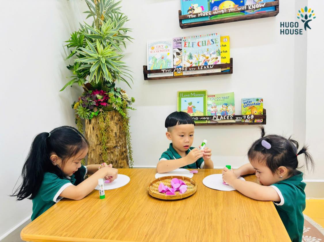 Tại Hugo House Bến Lức, các bé đã có một hoạt động đầy ý nghĩa: làm hoa sen tặng Bác Hồ – loài hoa mộc mạc, thanh cao, tượng trưng cho tình cảm trong sáng và lòng biết ơn sâu sắc.