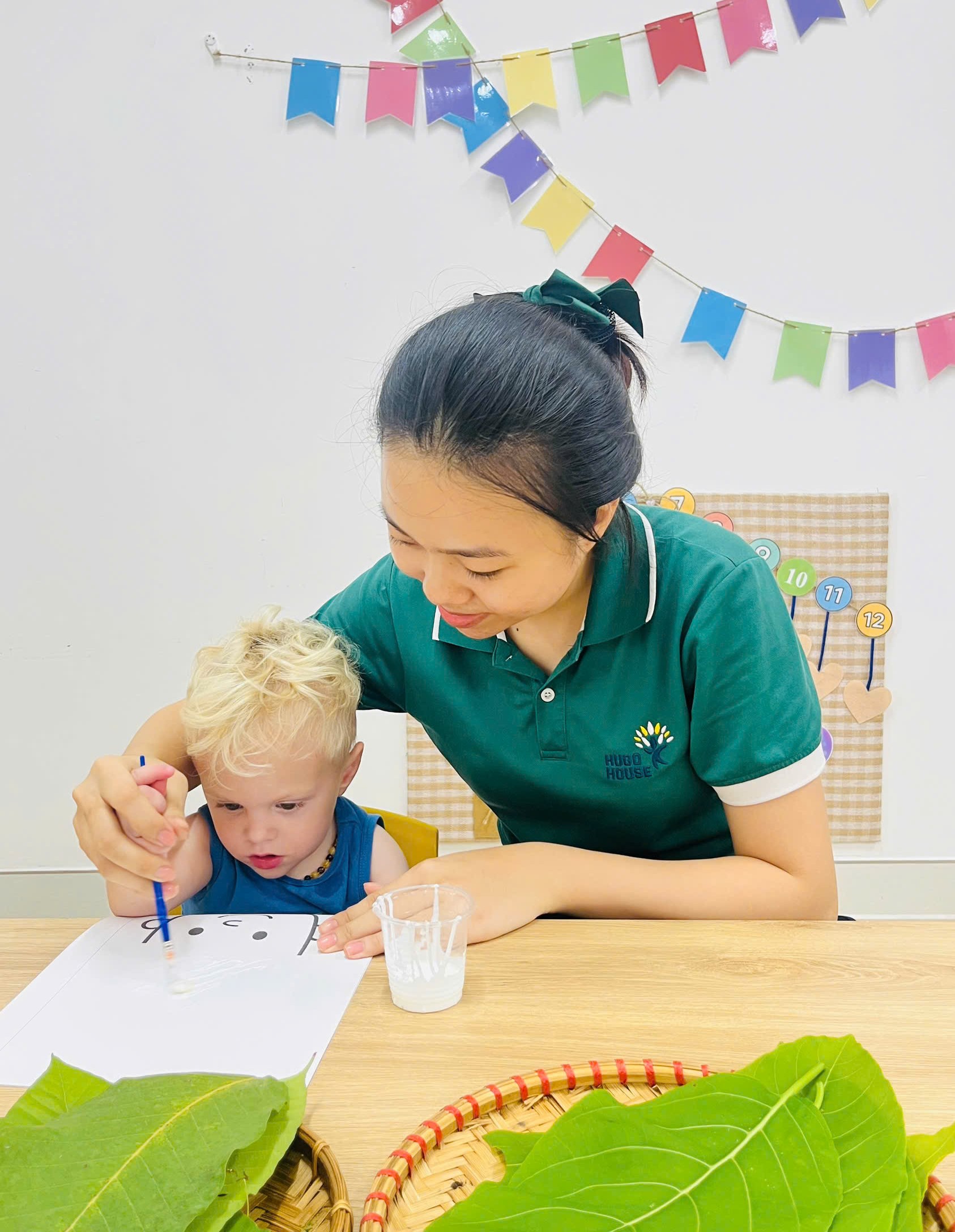 KHÉO TAY SÁNG TẠO – “KIỂU TÓC LÁ CÂY” ĐỘC LẠ CỦA CÁC BÉ NHÀ HUGO