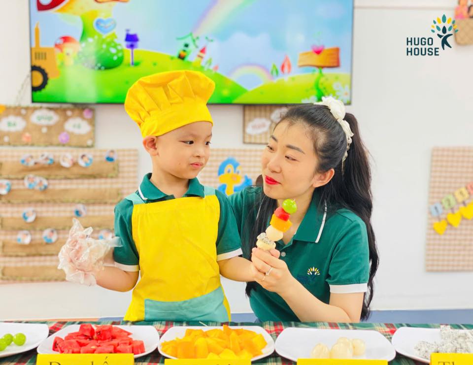 KHÉO TAY LÀM XIÊN QUE TRÁI CÂY – HOẠT ĐỘNG DINH DƯỠNG VUI NHỘN