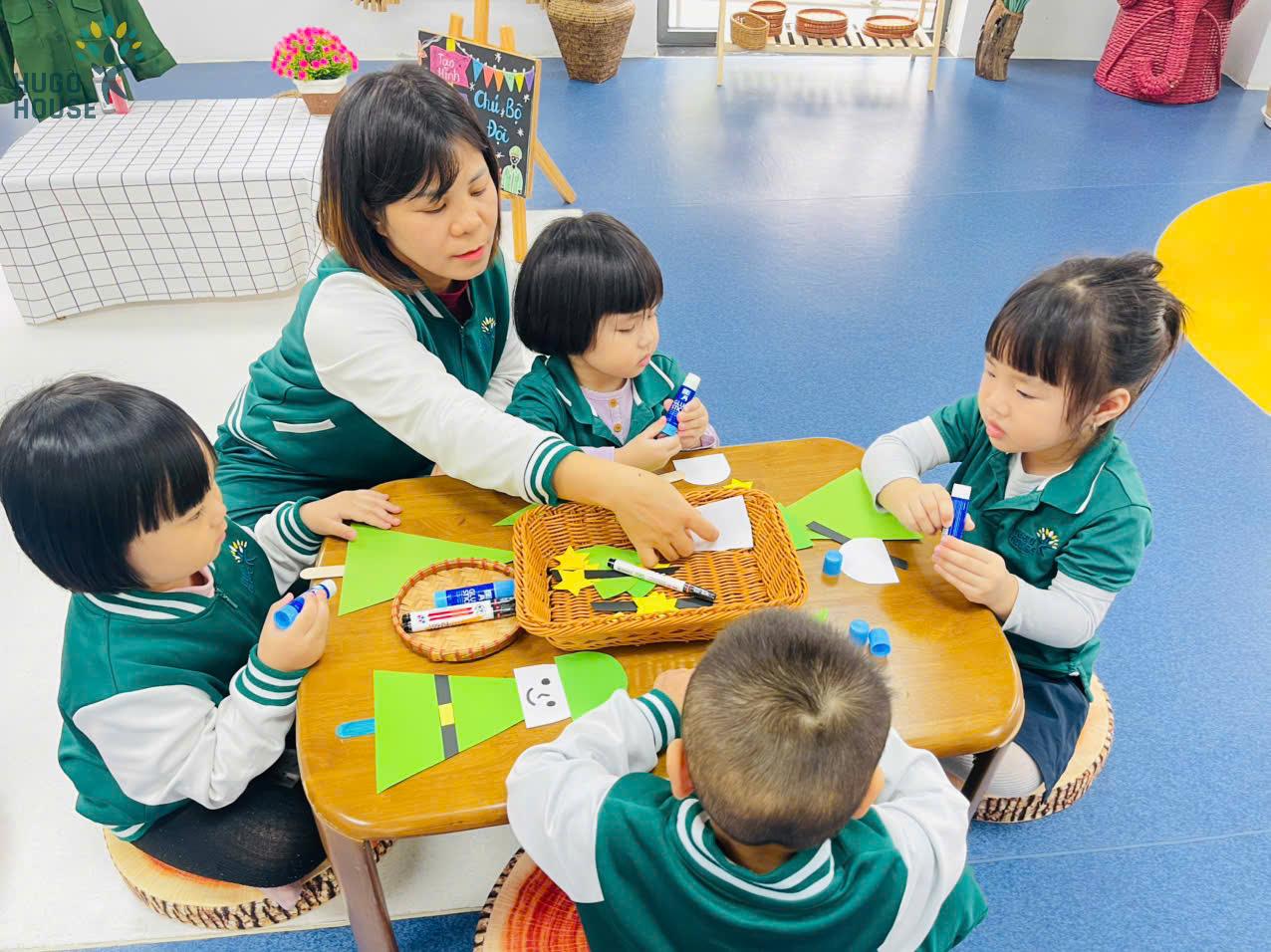 BÉ KHÉO TAY TẠO CHÚ BỘ ĐỘI THÂN THƯƠNG