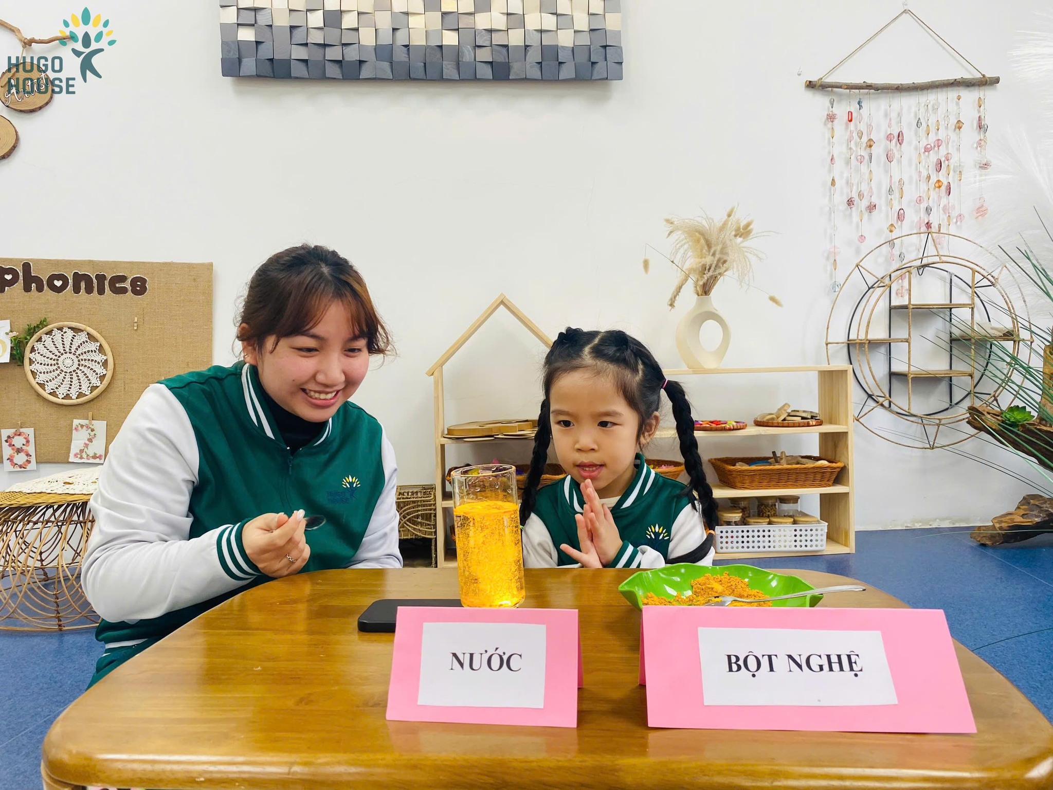 LẤP LÁNH MƯA SAO BĂNG TẠI HUGO HOUSE