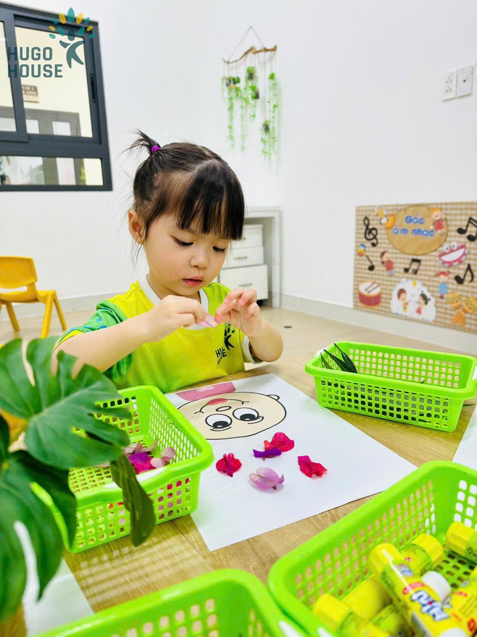 BÉ SÁNG TẠO CÙNG NHỮNG CHIẾC LÁ XANH