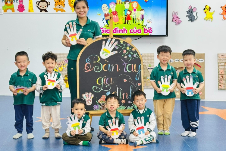 GIA ĐÌNH NHỎ TRONG BÀN TAY XINH