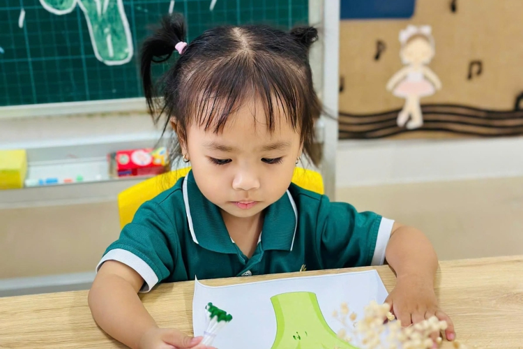 SÁNG TẠO BÔNG CẢI XANH TỪ ĐÔI TAY BÉ XINH