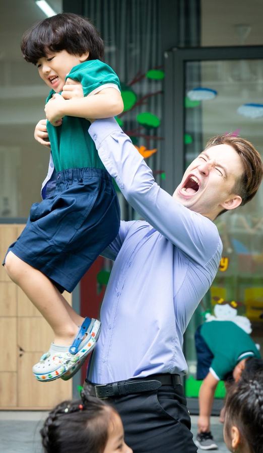 Thầy giáo nước ngoài chơi cùng bé