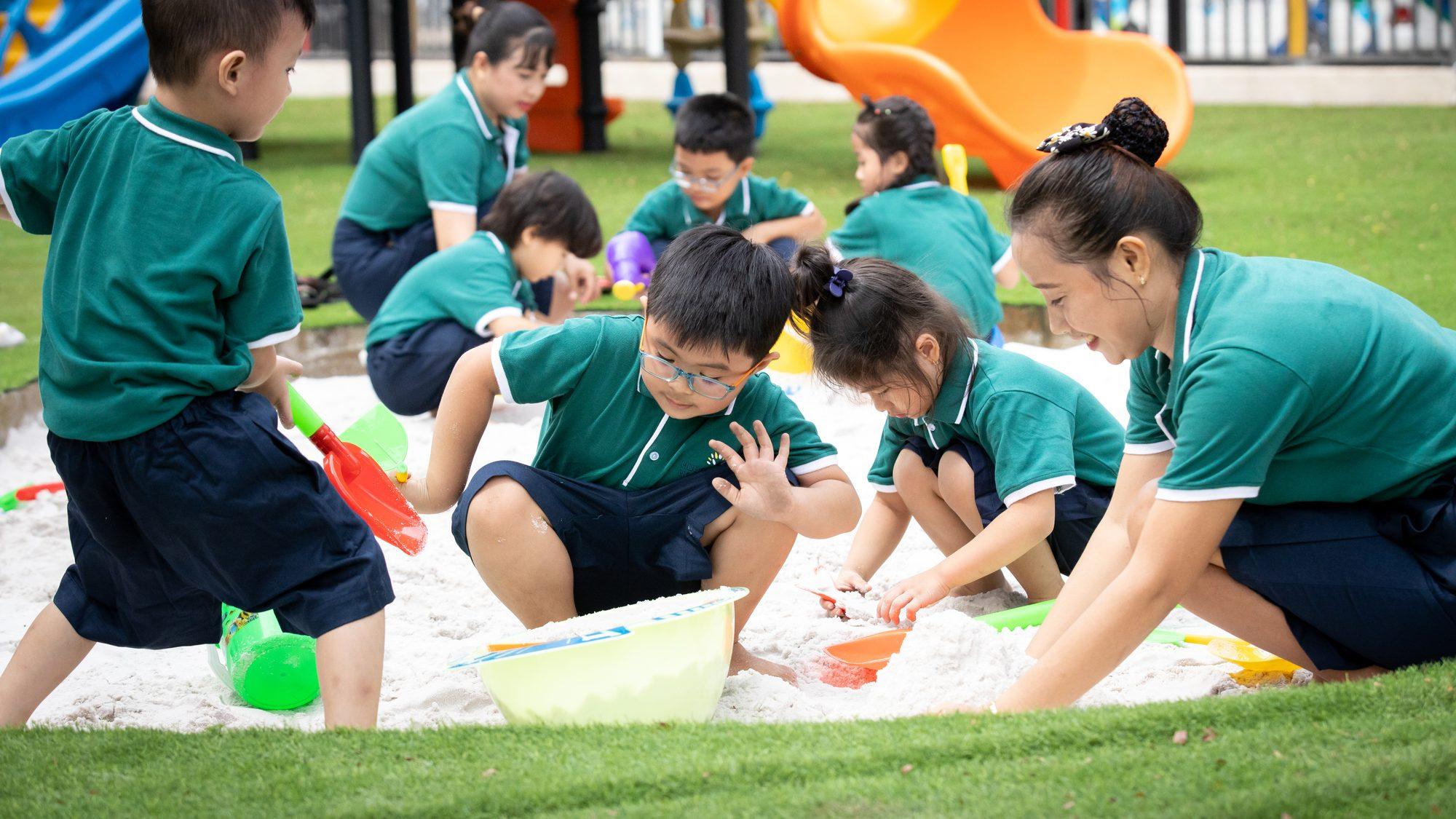Các bé chơi cát cùng cô tại Hugo House