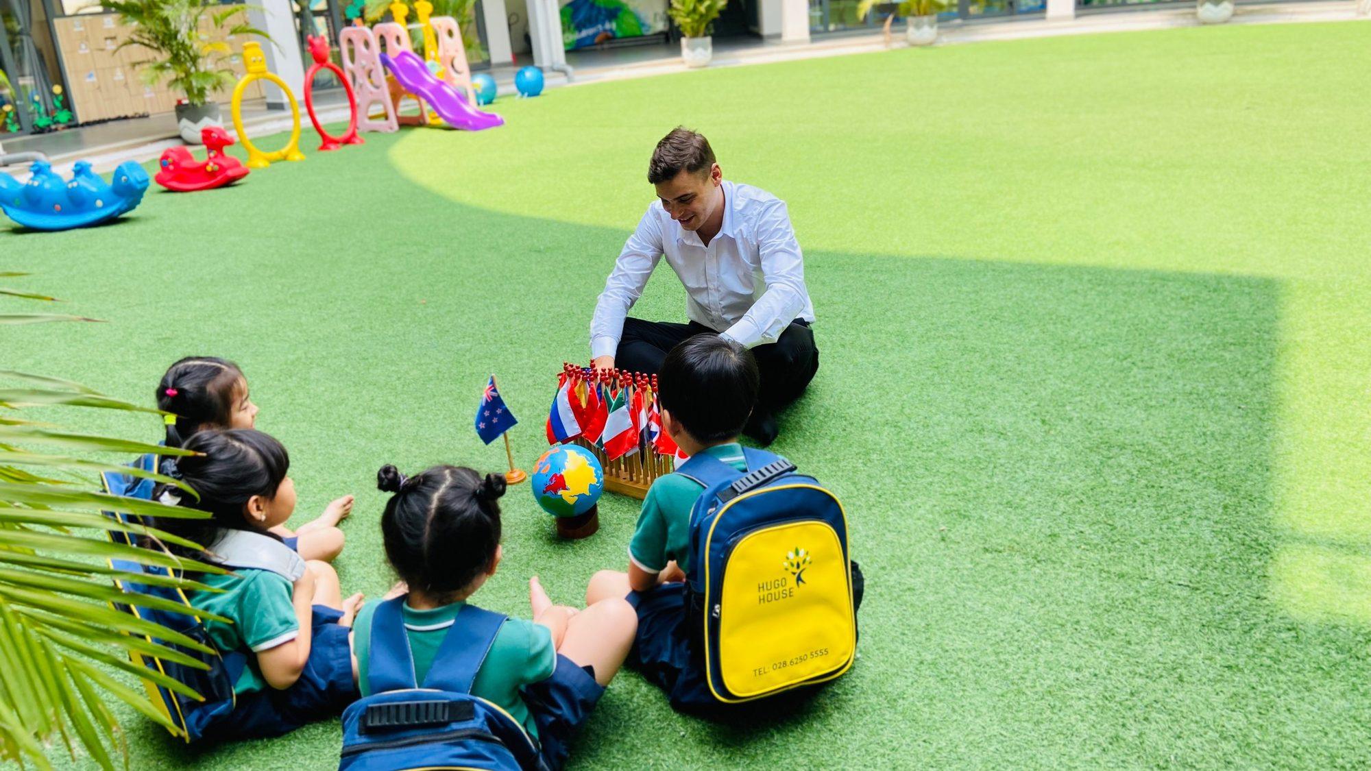 Thầy giáo nước ngoài cùng các bé trên sân cỏ
