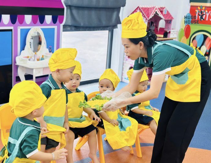 Bé tập làm bếp