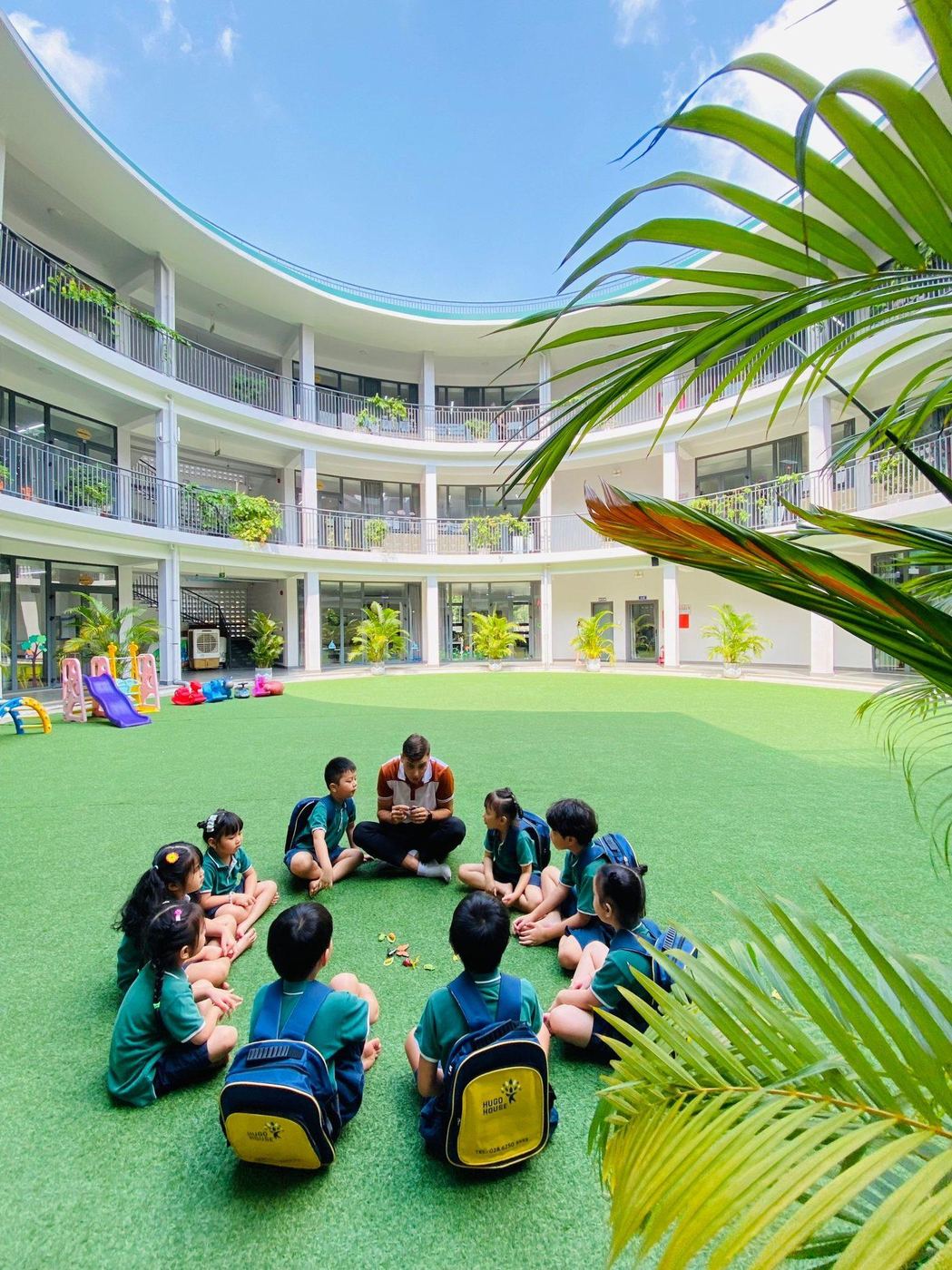 Các bé sinh hoạt vòng tròn ở sân trường Hugo House Vạn Phúc