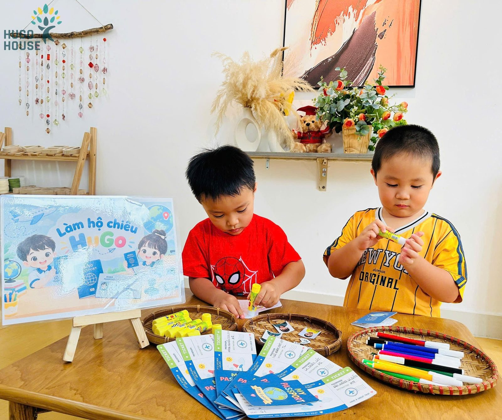 Các bé tự tay trang trí hộ chiếu