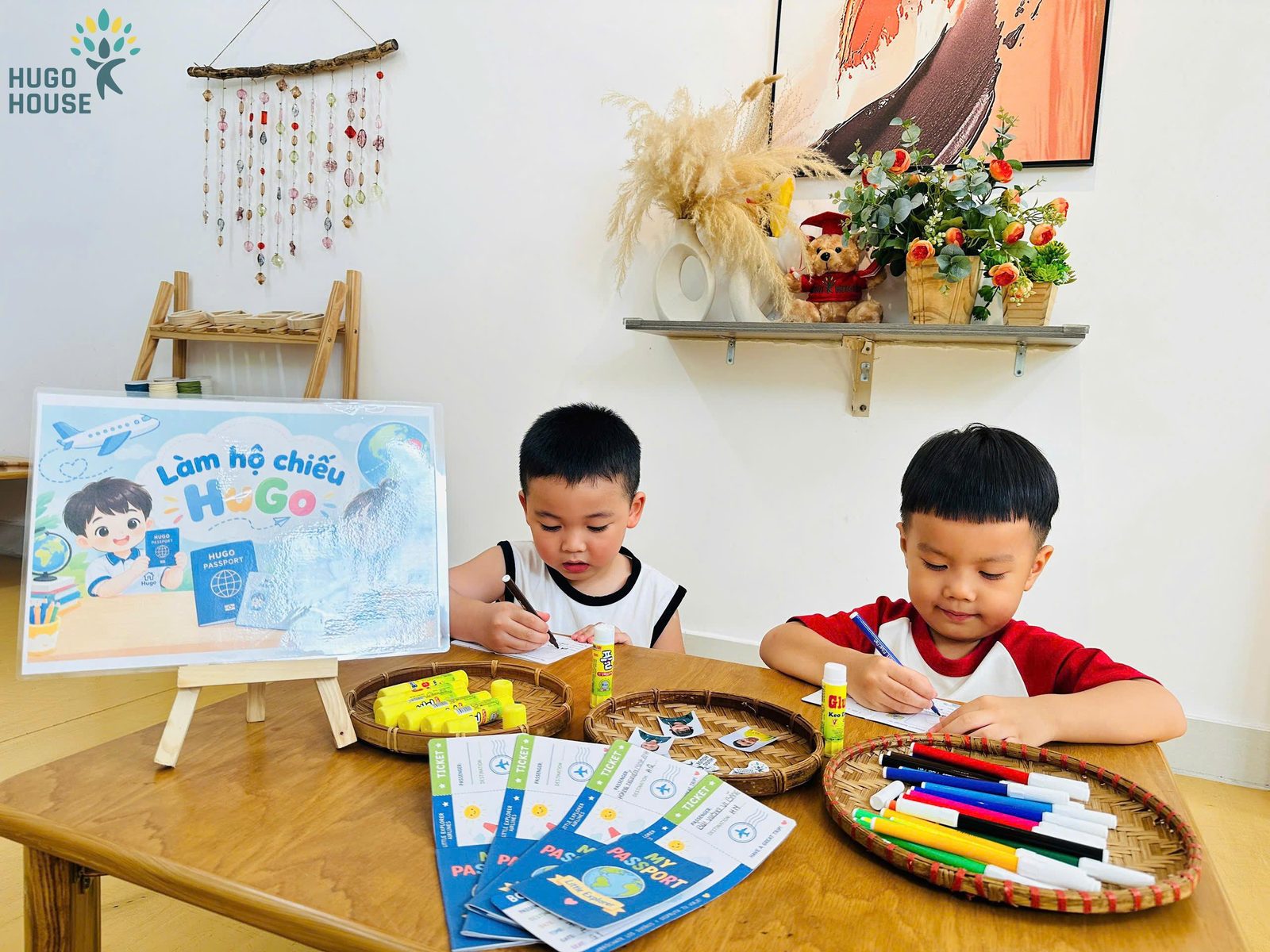 Tô màu, viết tên lên hộ chiếu của mình