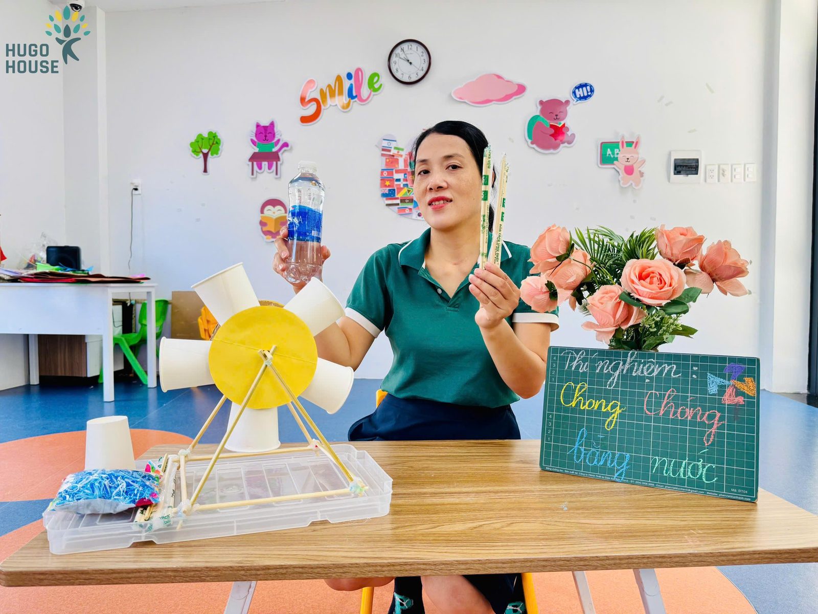 Cô hướng dẫn các bé thí nghiệm chong chóng nước