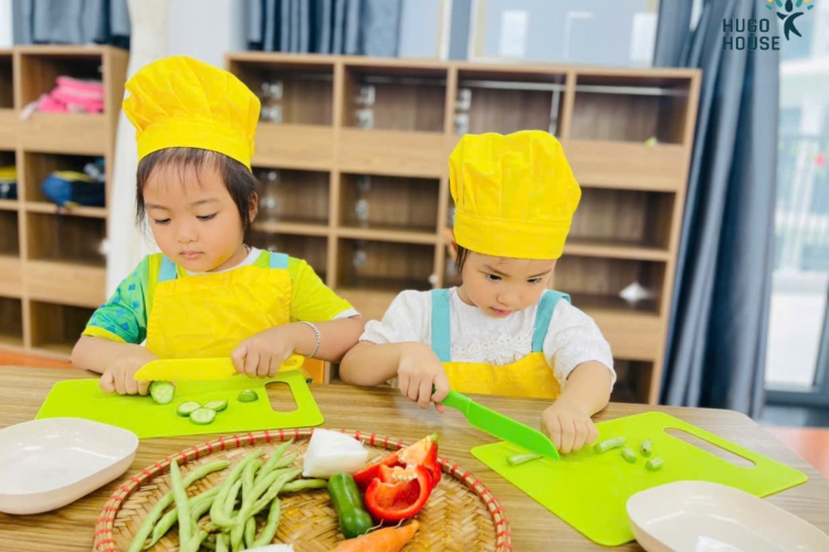 TẬP LÀM ĐẦU BẾP NHÍ – CẮT RAU CỦ QUẢ CÙNG DAO NHỰA