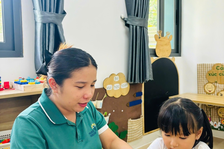BÉ LÀM CHONG CHÓNG TỪ CỐC GIẤY – XOAY XOAY NGÀN NIỀM VUI