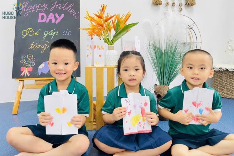 GỬI YÊU THƯƠNG ĐẾN CHA BẰNG ĐÔI BÀN TAY XINH
