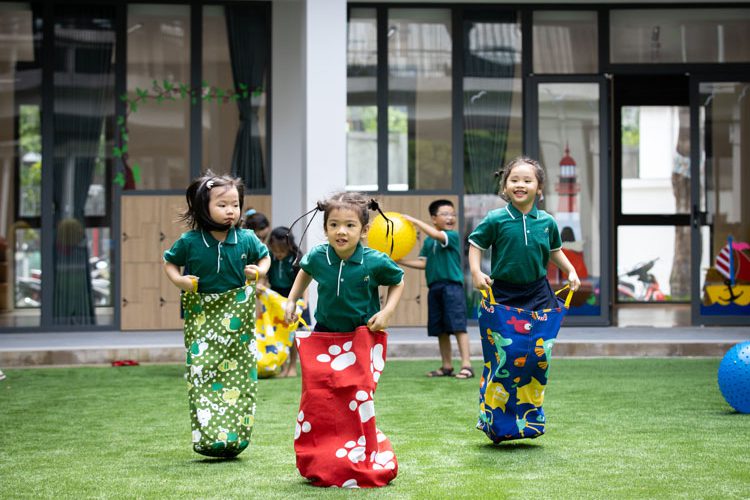 Em bé Đồng Tháp 3 tuổi đòi mẹ mua micro làm quà, biết lý do nhiều người khen "xuất sắc"