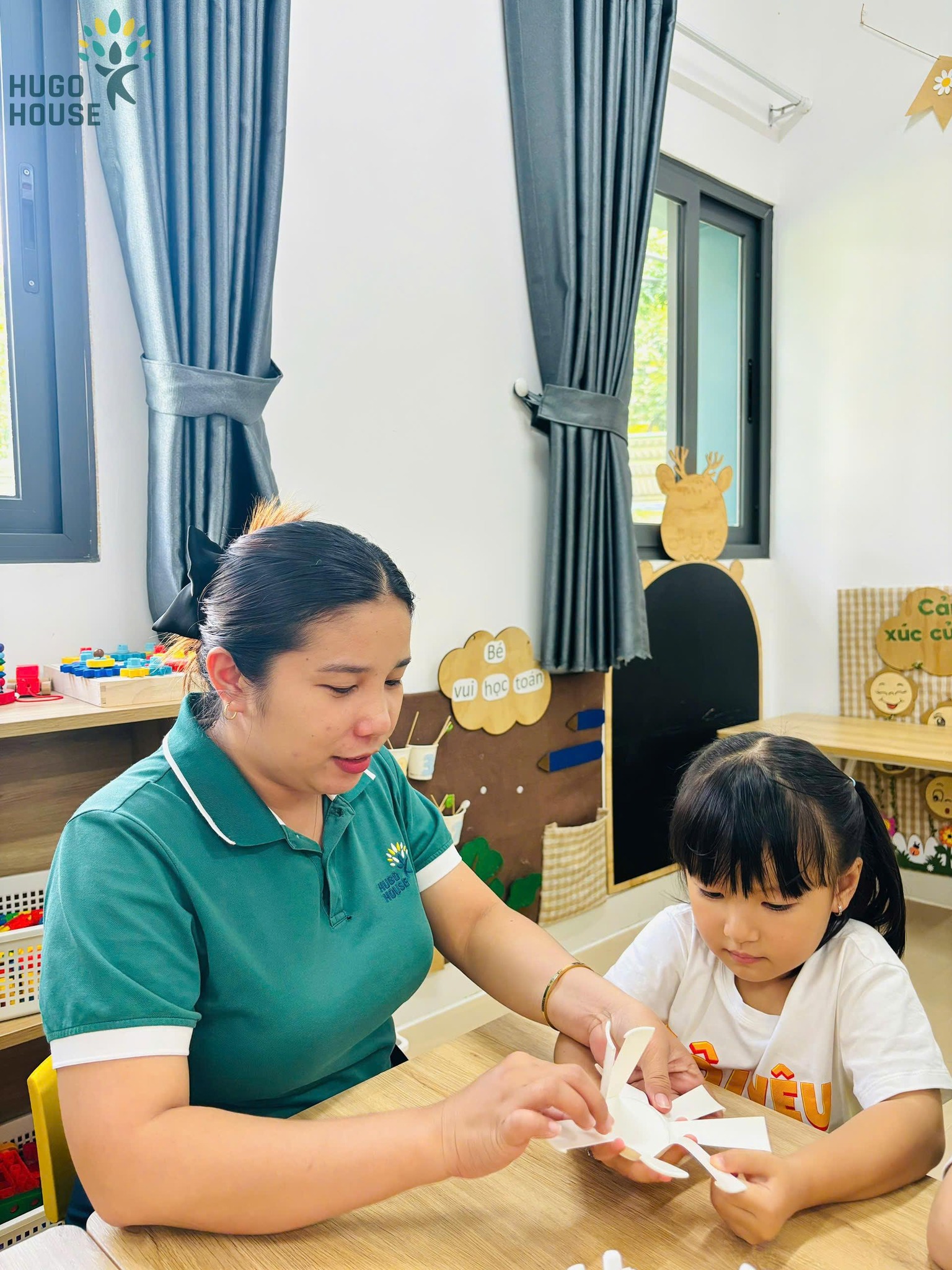 BÉ LÀM CHONG CHÓNG TỪ CỐC GIẤY – XOAY XOAY NGÀN NIỀM VUI