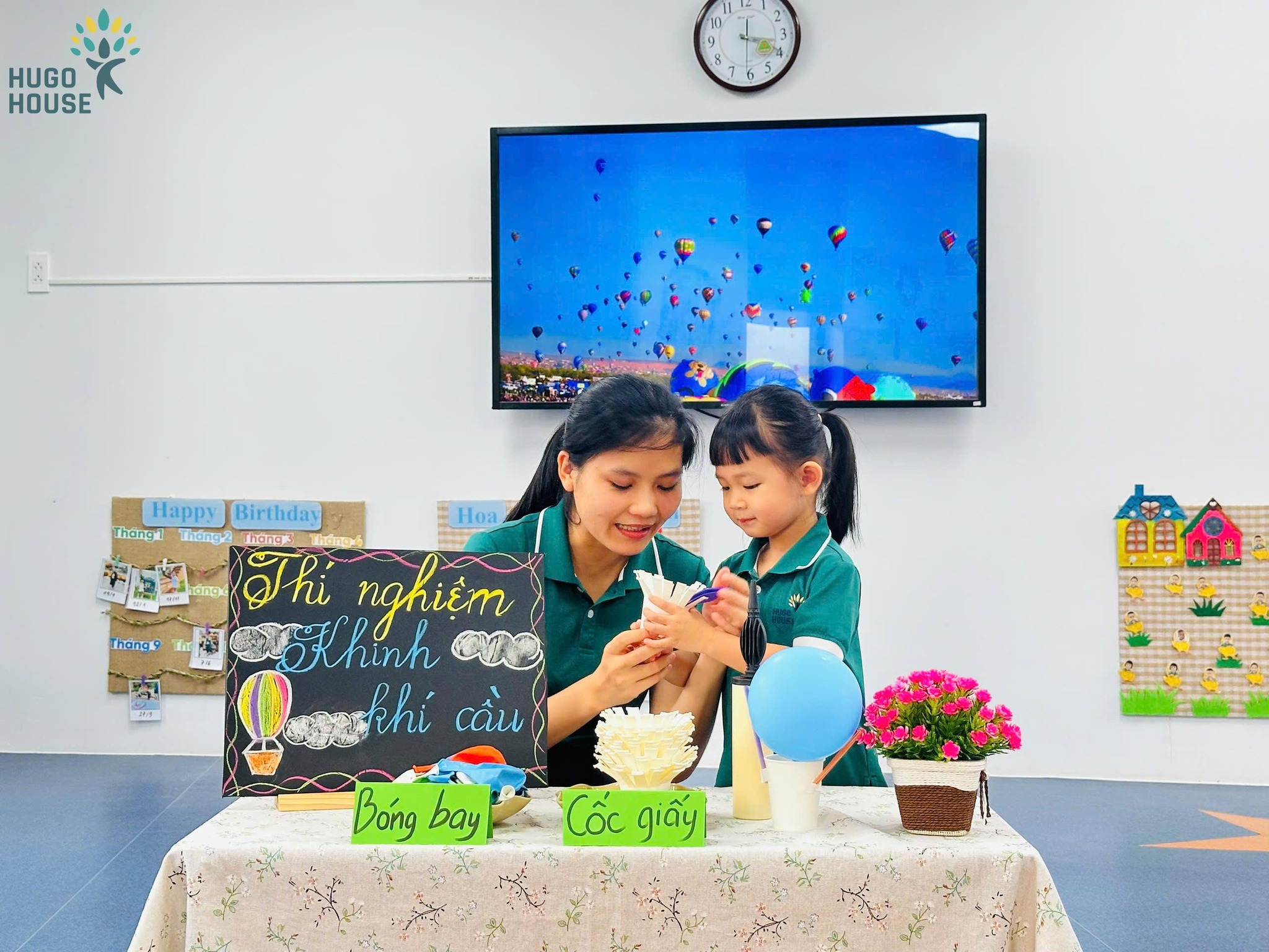 BÉ LÀM KHINH KHÍ CẦU TỪ CỐC GIẤY VÀ BÓNG BAY