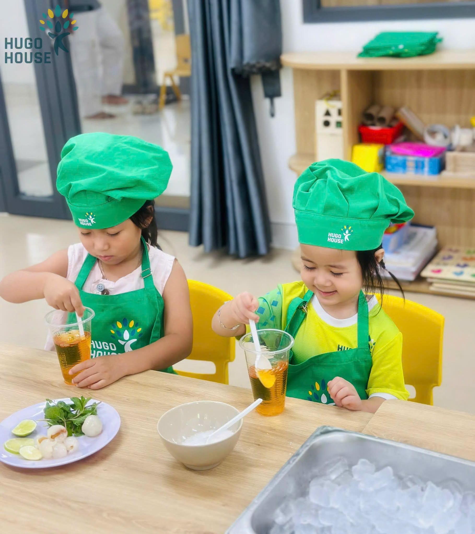 ĐÔI TAY BÉ XINH PHA NÊN HƯƠNG VỊ MÙA HÈ