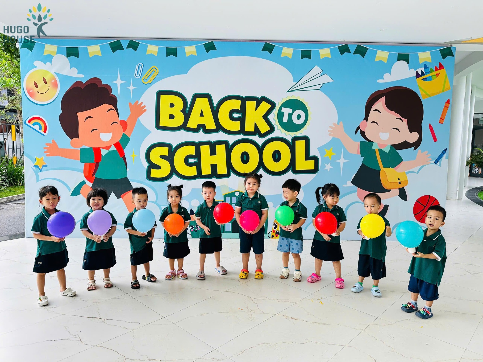 BÉ LÀM KHINH KHÍ CẦU TỪ CỐC GIẤY VÀ BÓNG BAY