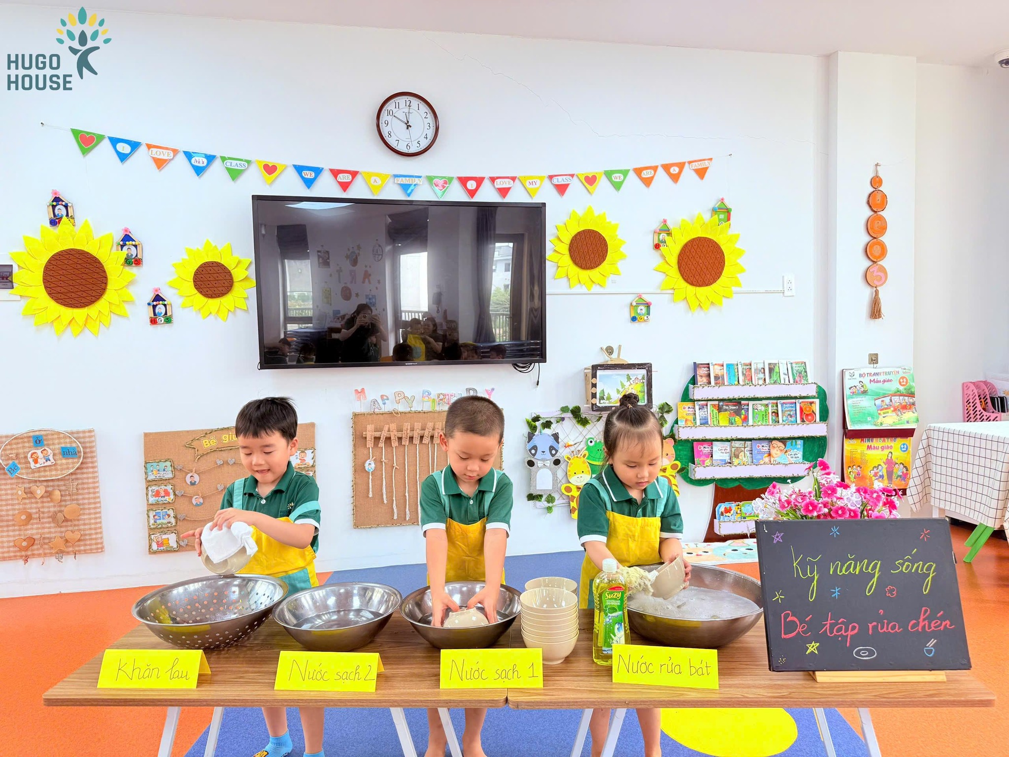 BÉ TẬP RỬA CHÉN - ĐÔI TAY NHỎ LÀM VIỆC XINH