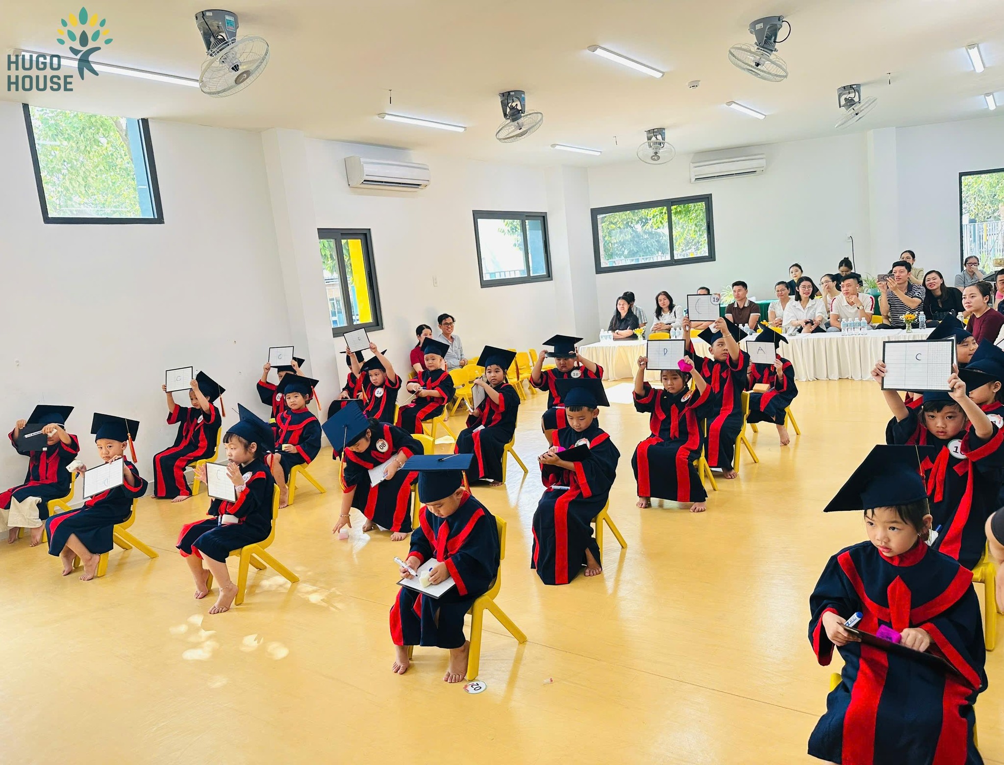 HÀNH TRÌNH TỎA SÁNG CỦA NHỮNG NHÀ THÔNG THÁI NHÍ 