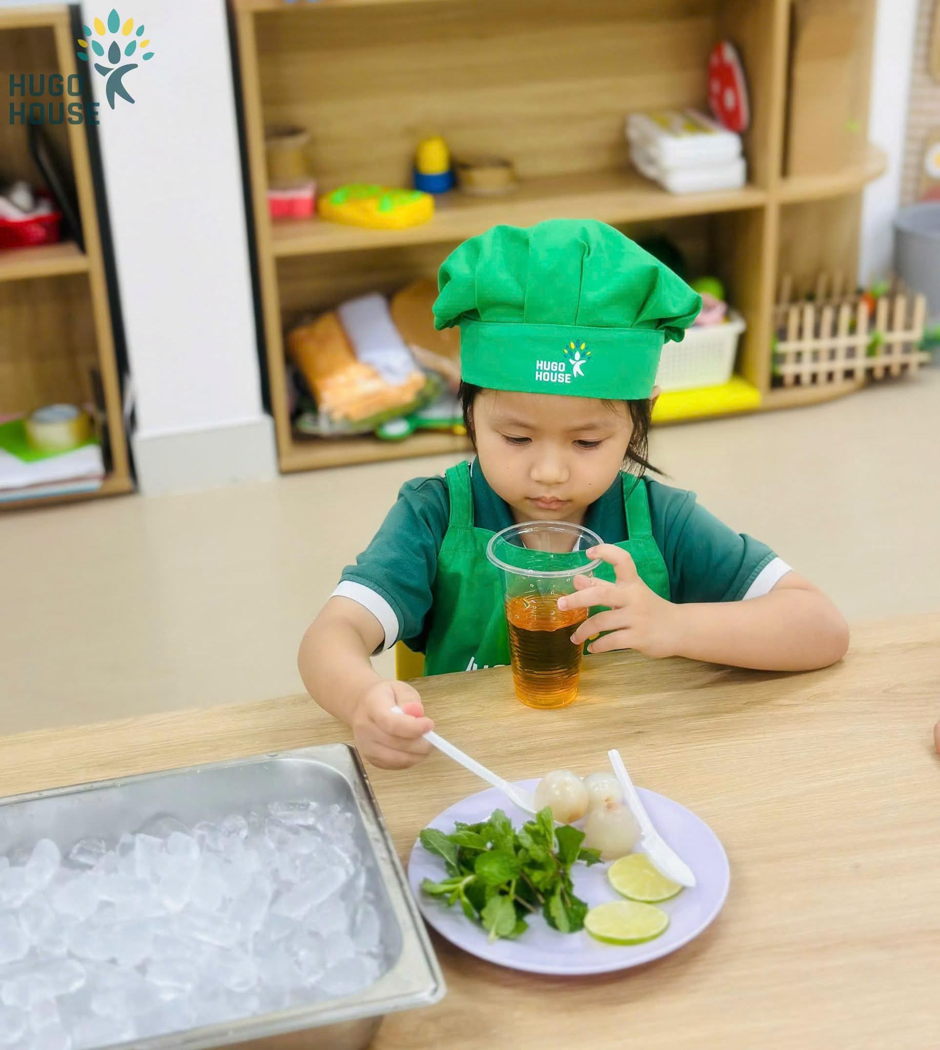 ĐÔI TAY BÉ XINH PHA NÊN HƯƠNG VỊ MÙA HÈ