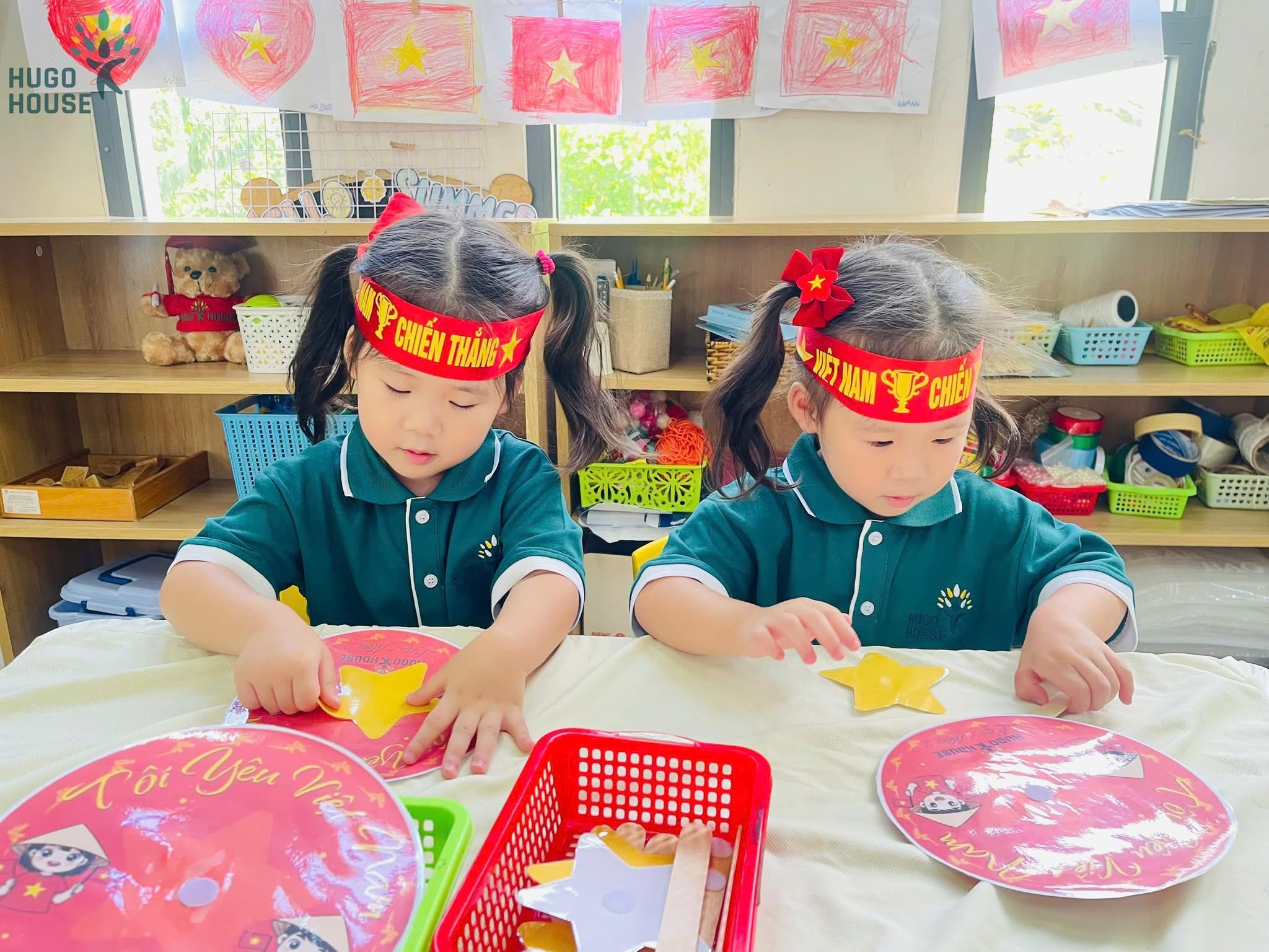 SẮC CỜ ĐỎ – GÓI TRỌN NIỀM TỰ HÀO TRONG NỤ CƯỜI TUỔI THƠ