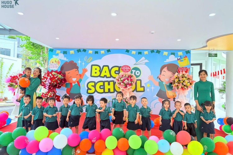 SÂN TRƯỜNG NGẬP TRÀN YÊU THƯƠNG – BÉ VUI ĐÓN NĂM HỌC MỚI