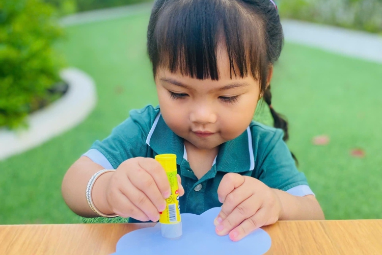 NHỮNG LÁ XANH ĐƯỢC TẠO NÊN TỪ TAY BÉ