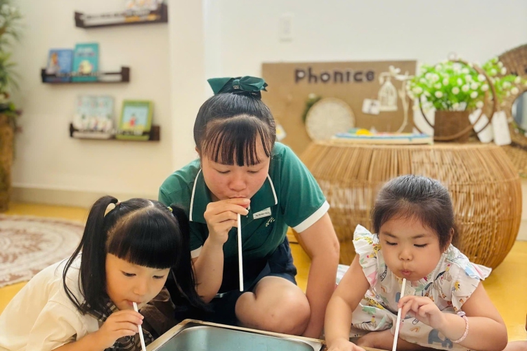 THUYỀN NHỎ XINH – NỔI BỀNH BỒNG