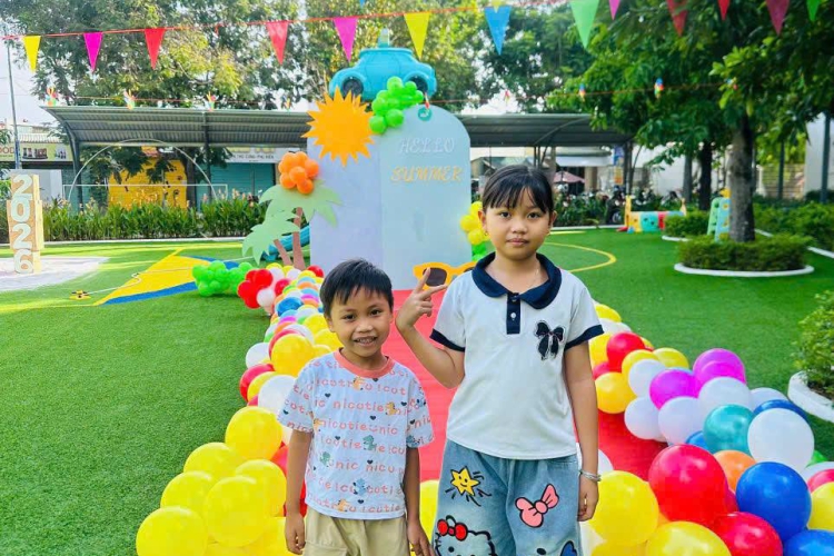 NGÀY HÈ RỰC RỠ CỦA CÁC THIÊN THẦN NHỎ
