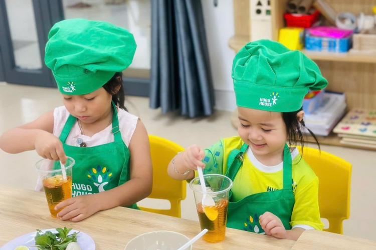 ĐÔI TAY BÉ XINH PHA NÊN HƯƠNG VỊ MÙA HÈ